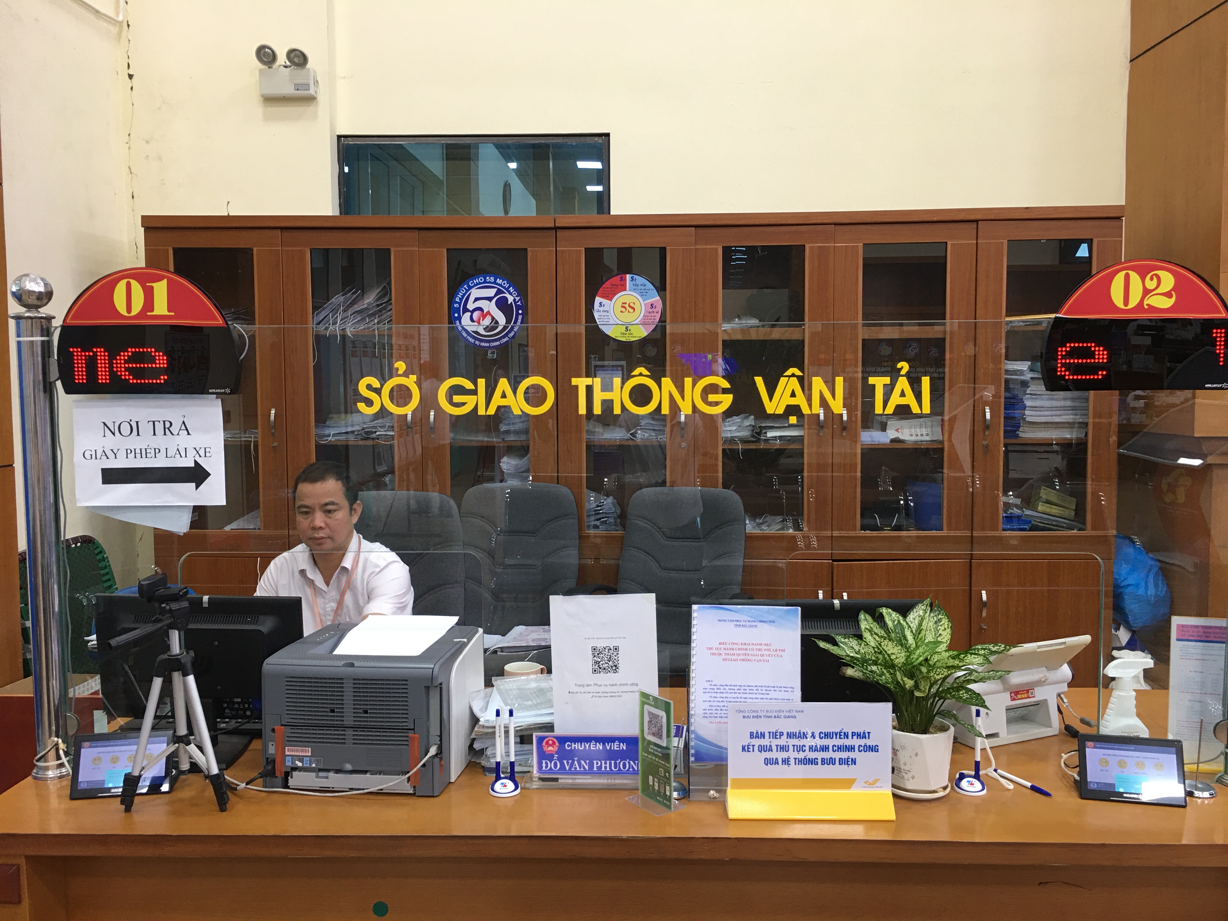 Cán bộ Một cửa tại Trung tâm Phục vụ hành chính công tỉnh Bắc Giang