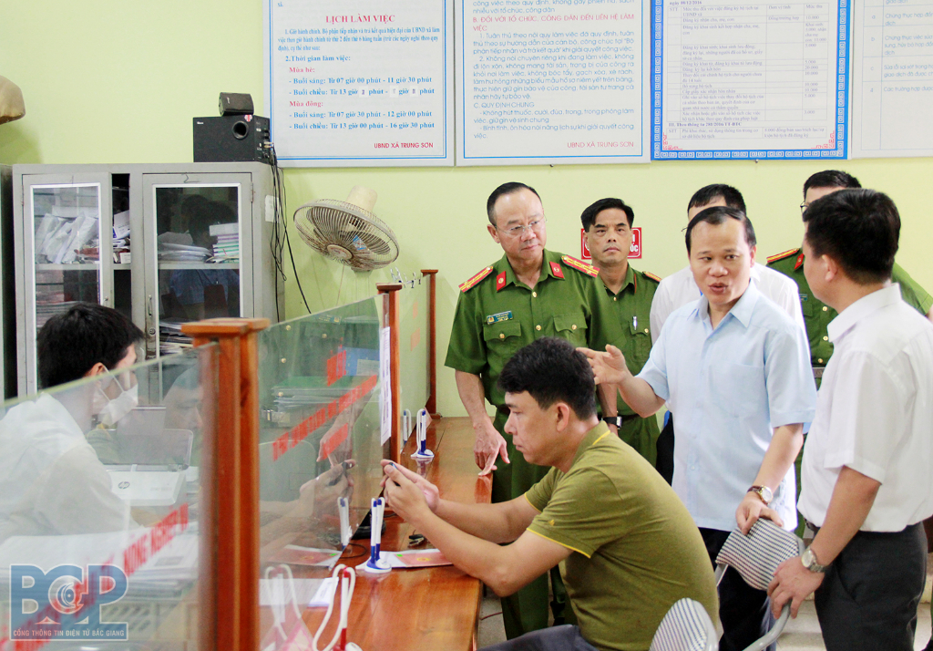 Phó Chủ tịch Thường trực UBND tỉnh Mai Sơn kiểm tra cải cách thủ tục hành chính và thực hiện Đề...