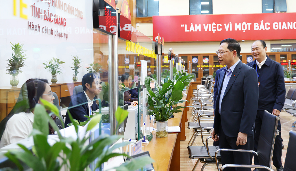 Chủ tịch UBND tỉnh Lê Ánh Dương kiểm tra công vụ tại Trung tâm Phục vụ hành chính công tỉnh Bắc...