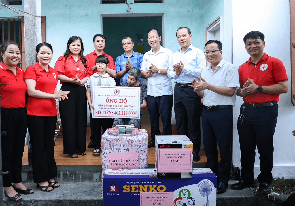 Phó Chủ tịch Thường trực UBND tỉnh Mai Sơn trao kinh phí hỗ trợ gia đình có hoàn cảnh đặc biệt...