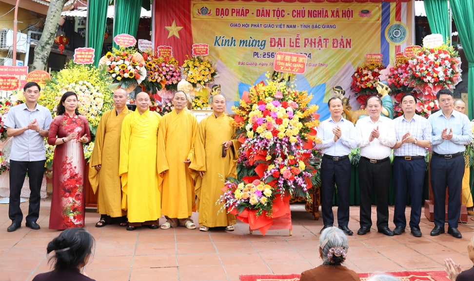 Phó Chủ tịch Thường trực UBND tỉnh Mai Sơn chúc mừng Đại lễ Phật đản Phật lịch 2568 - Dương lịch năm 2024|https://hcc.bacgiang.gov.vn/web/guest/chi-tiet-tin-tuc/-/asset_publisher/St1DaeZNsp94/content/pho-chu-tich-thuong-truc-ubnd-tinh-mai-son-chuc-mung-ai-le-phat-an-phat-lich-2568-duong-lich-nam-2024