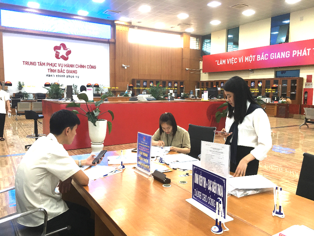 Trung tâm Phục vụ hành chính công tỉnh Bắc Giang: Điển hình học tập và làm...|https://hcc.bacgiang.gov.vn/chi-tiet-tin-tuc/-/asset_publisher/M0UUAFstbTMq/content/trung-tam-phuc-vu-hanh-chinh-cong-tinh-bac-giang-ien-hinh-hoc-tap-va-lam-theo-bac